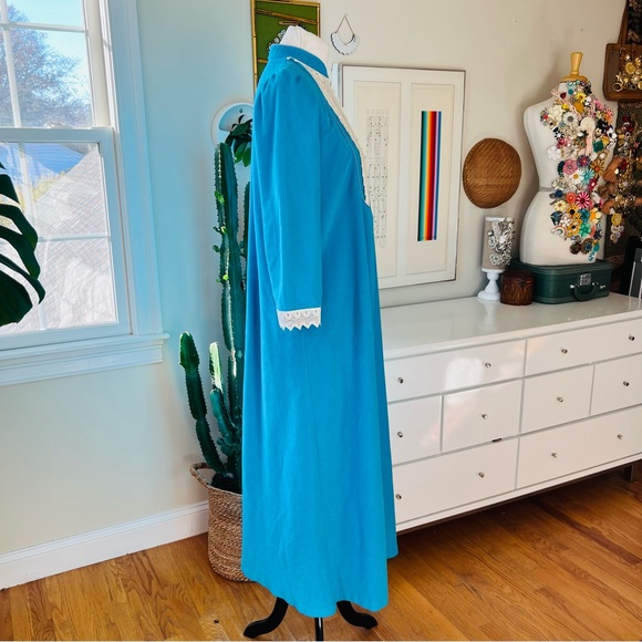 Vintage 60s/70s Blue Terry Cloth House Dress Loungewear Robe w/ White Lace Trim - Picture 4 of 13